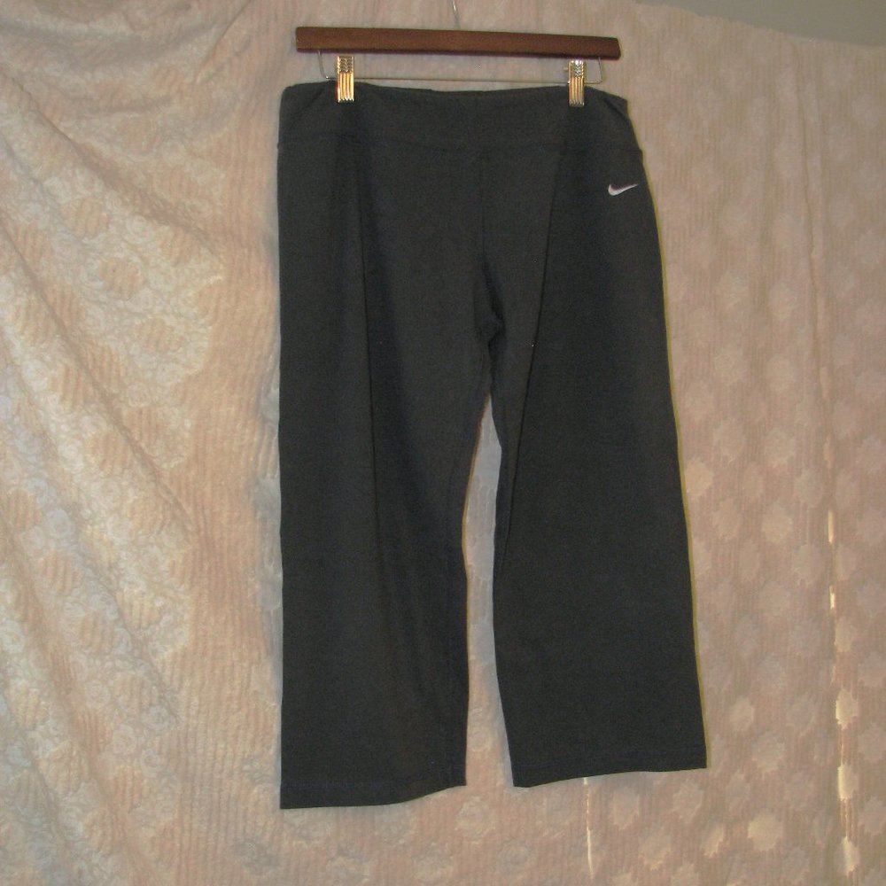 Nike The Athletic Dept. Women's Workout Capris Leggings Extra Large Grey / Gray
